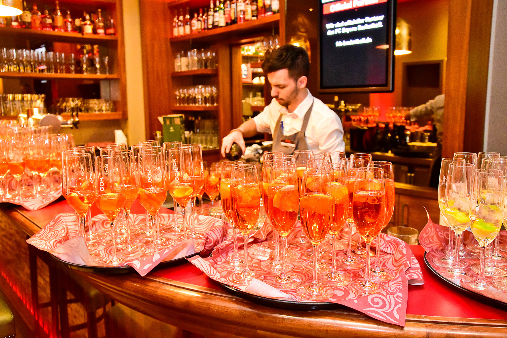 Barkeeper beim Film-Award füllt Gläser hinter der Bar