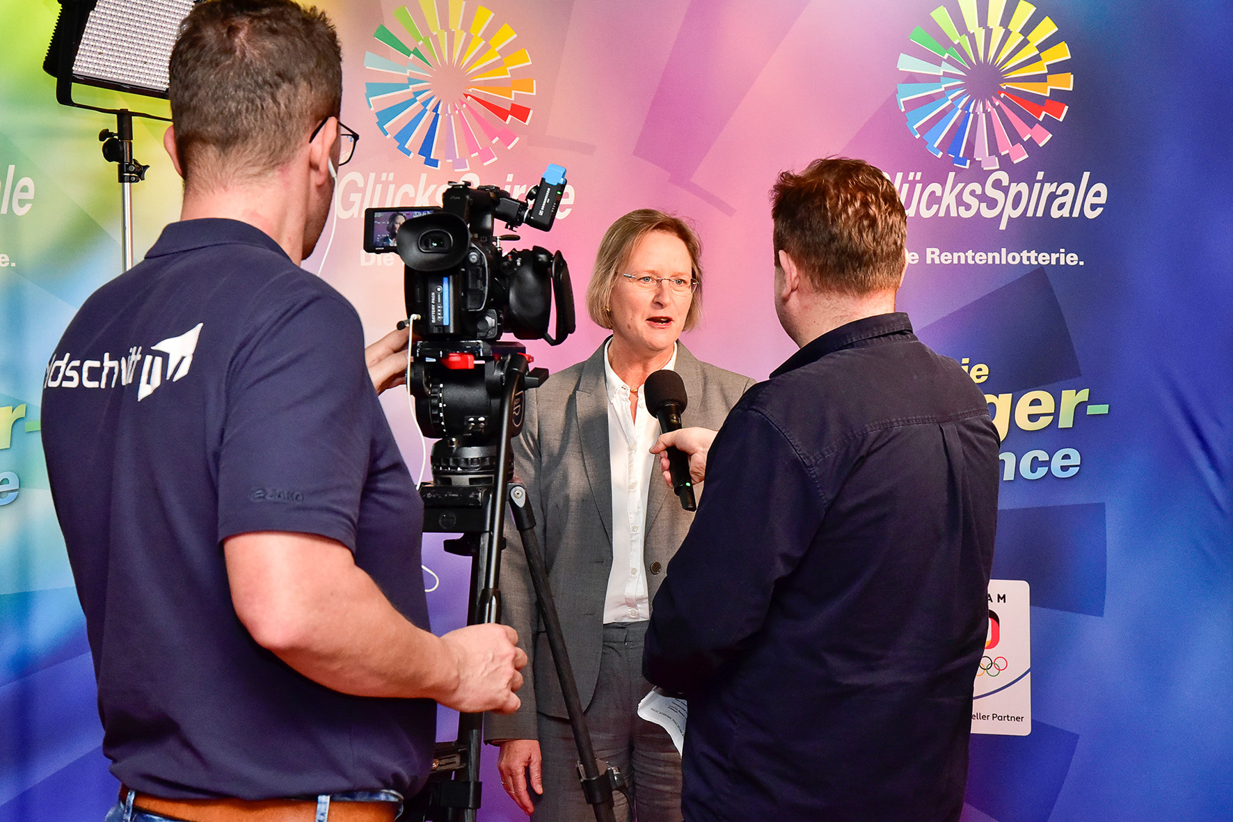 Frau wird beim Film-Award interviewt