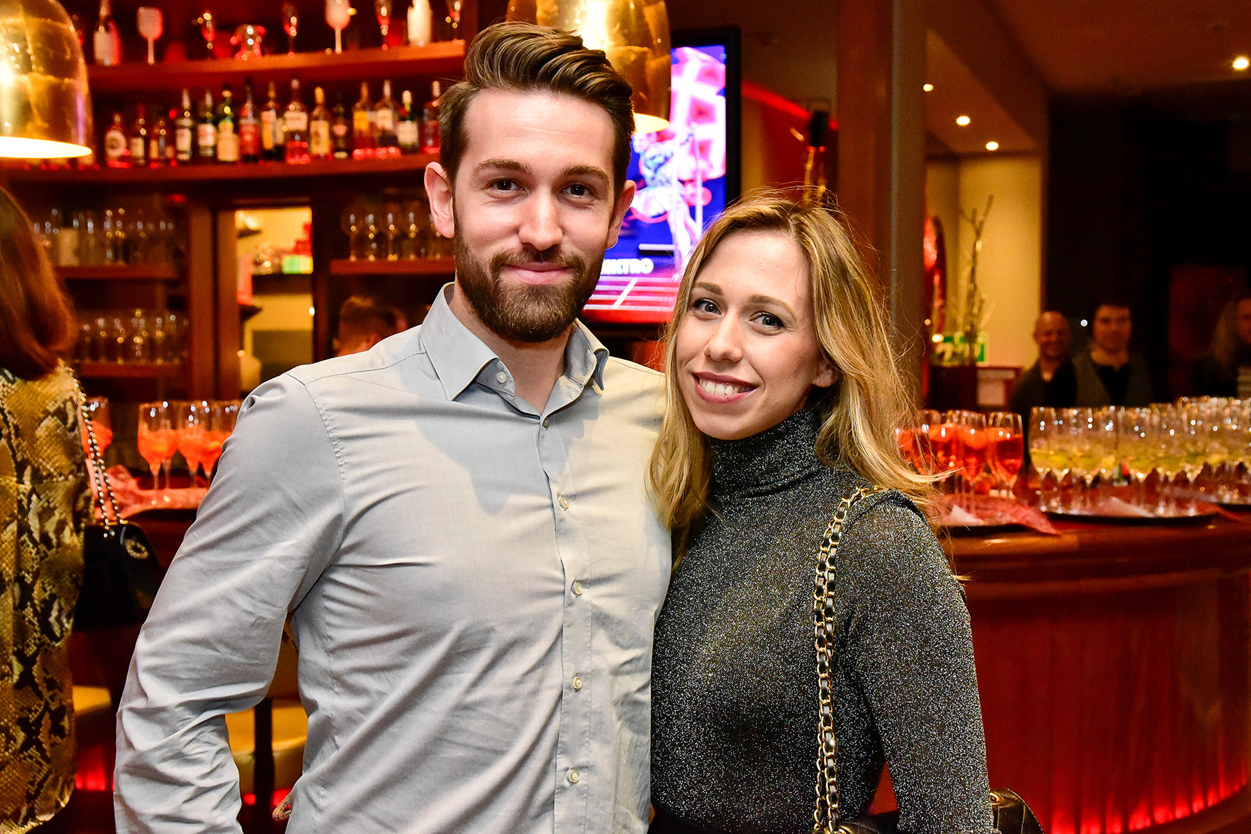 Mann und Frau beim Film-Award lächeln in die Kamera