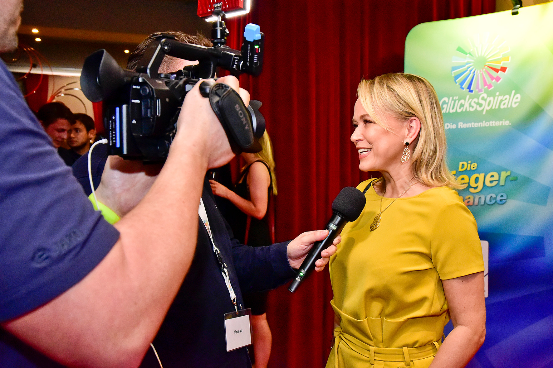 Frau bei Film-Award gibt Interview