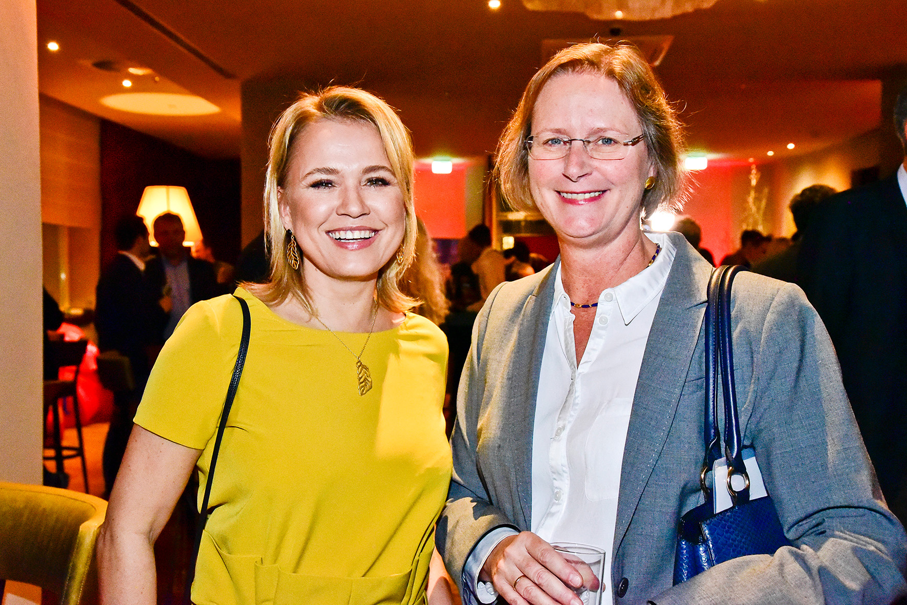 Zwei Frauen beim Film-Award lächeln in die Kamera