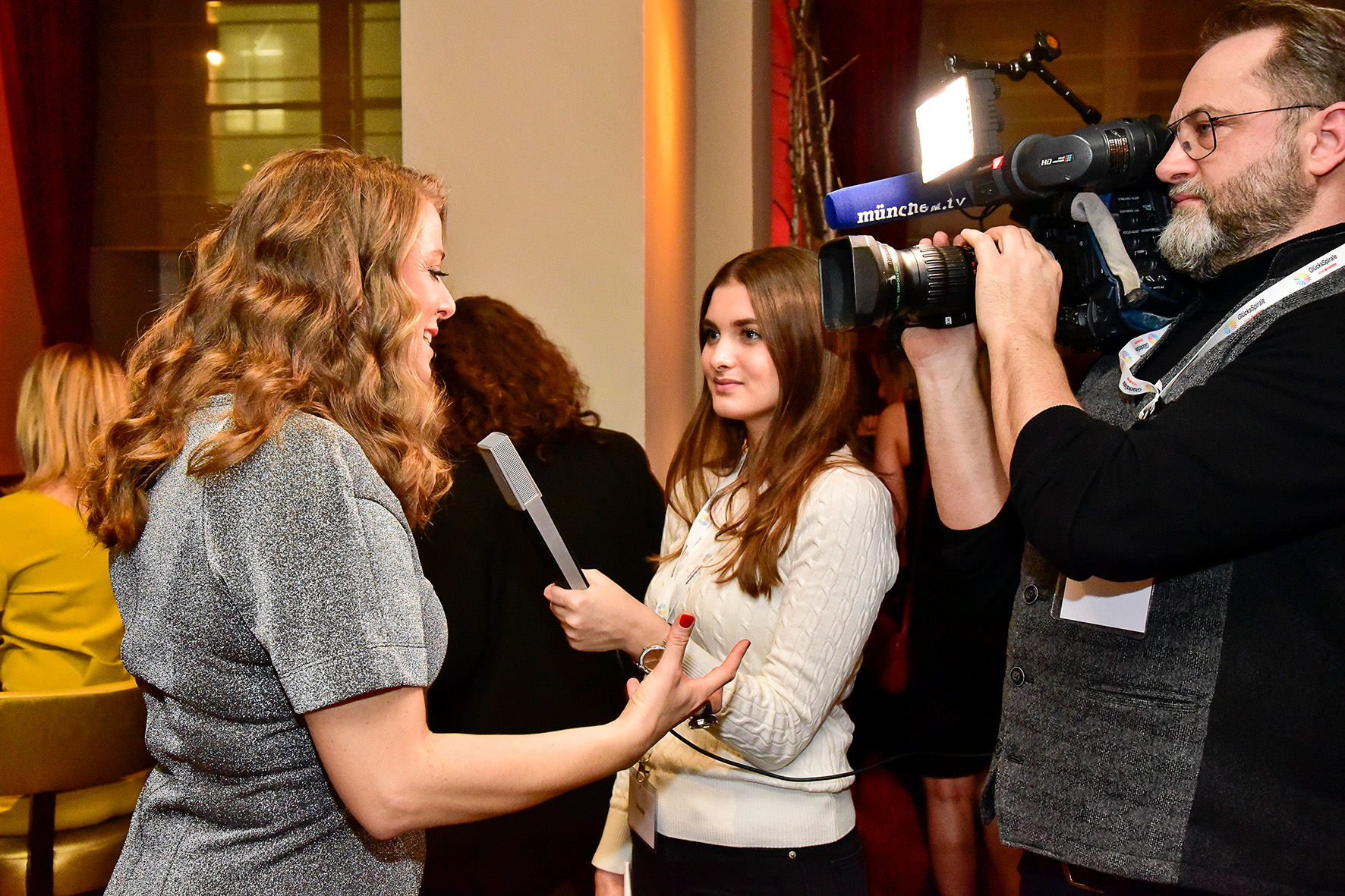 Frau beim Film-Award wird interviewt