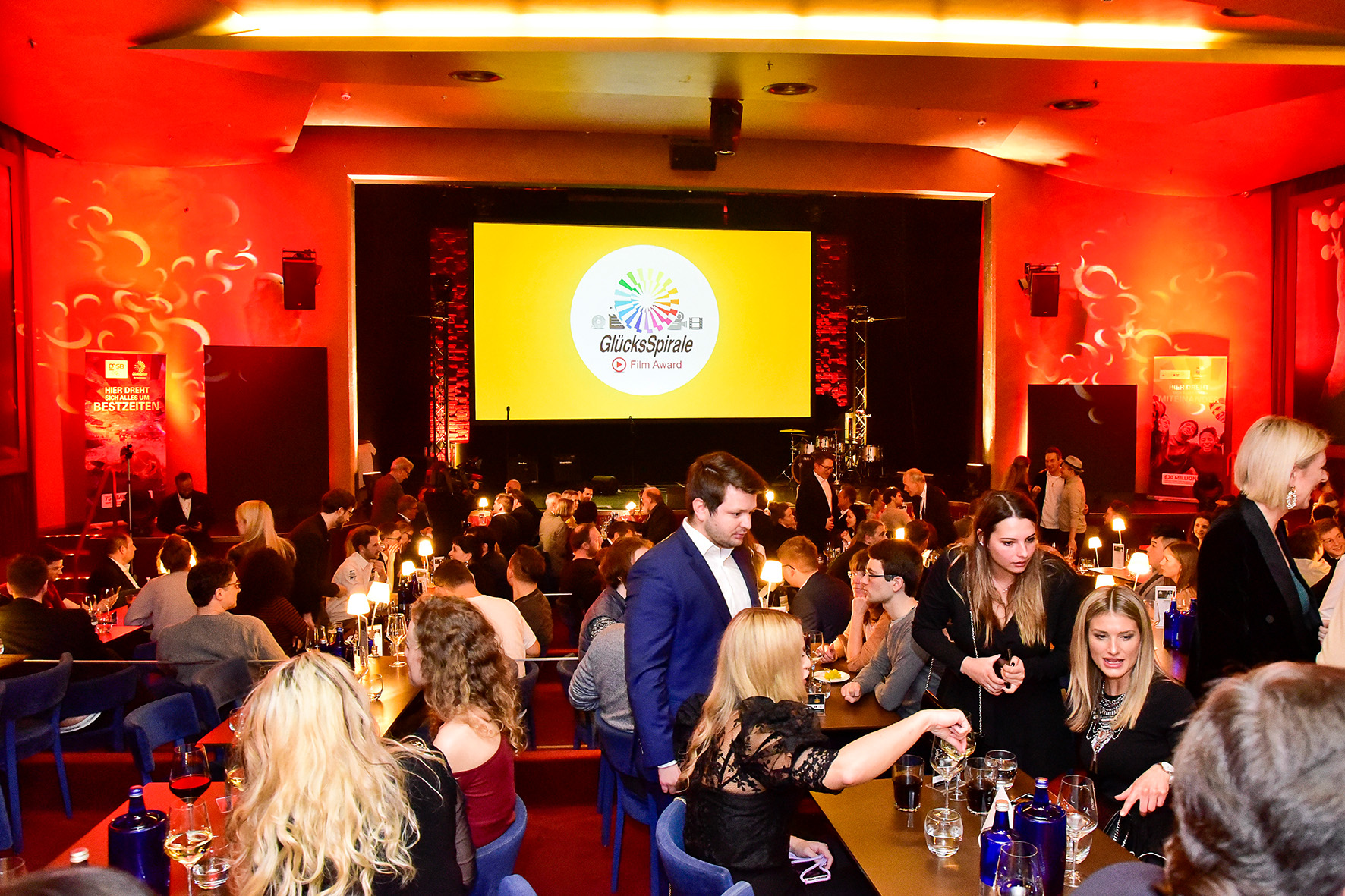 Gäste des FIlm-Awards in einem Saal mit Bühne