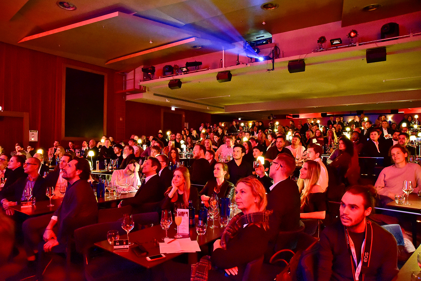 Gäste des Film-Awards schauen Richtung Bühne