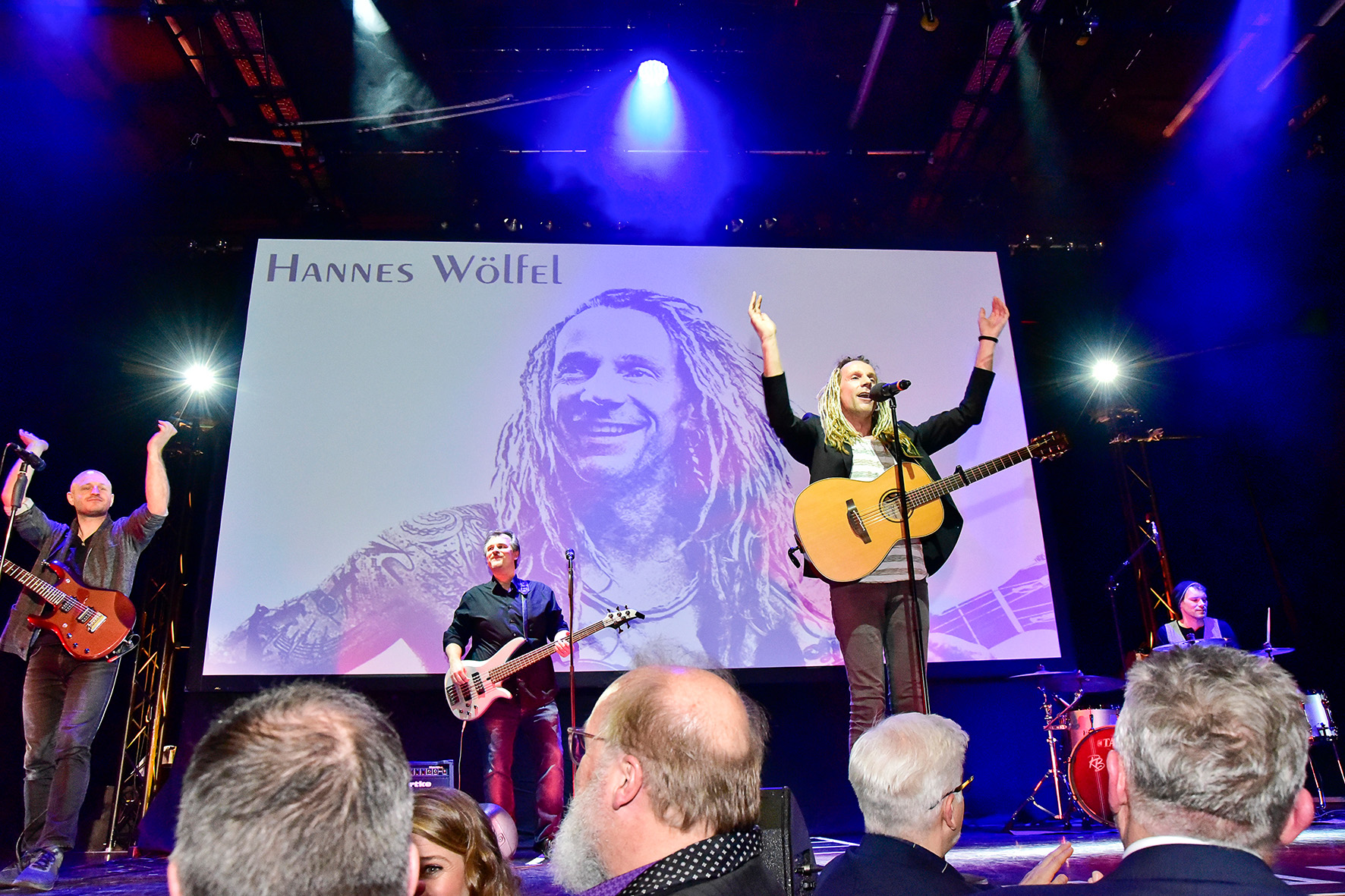 Musiker und Band performen auf der Bühne