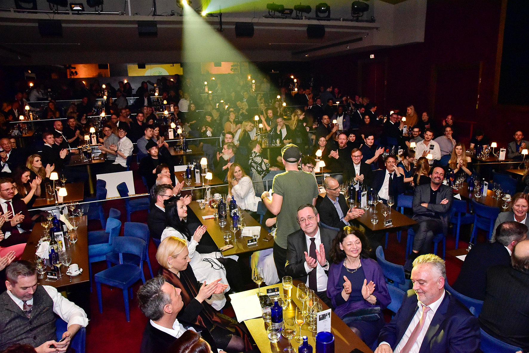 Gäste des Film-Awards sitzen an Tischen