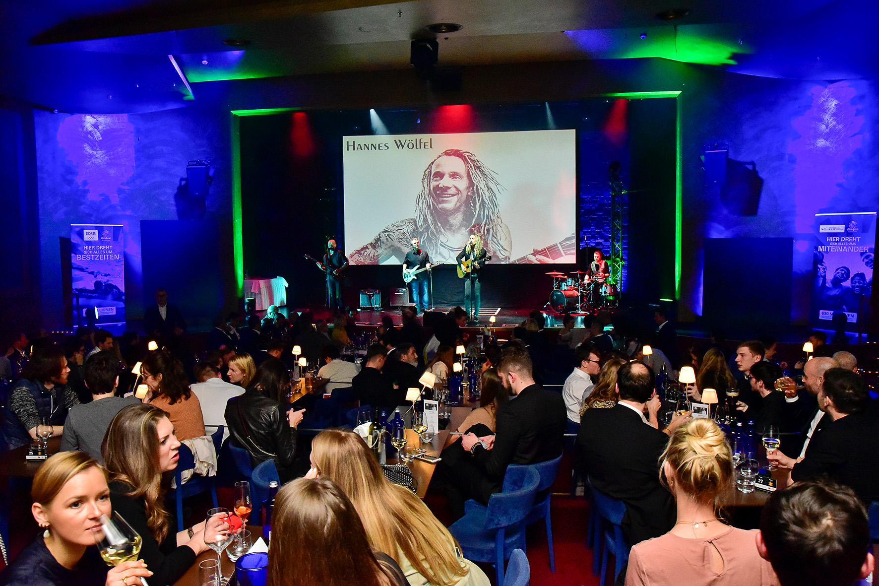 Besucher des Film-Awards hören Musiker auf der Bühne zu