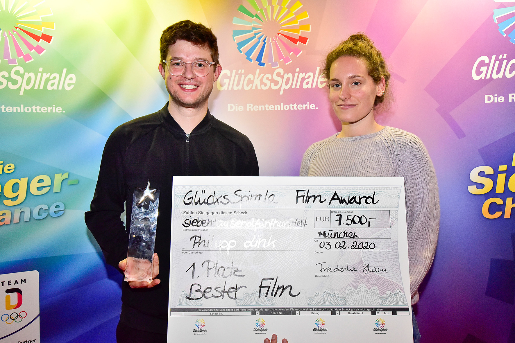 Mann und Frau mit Award und Check