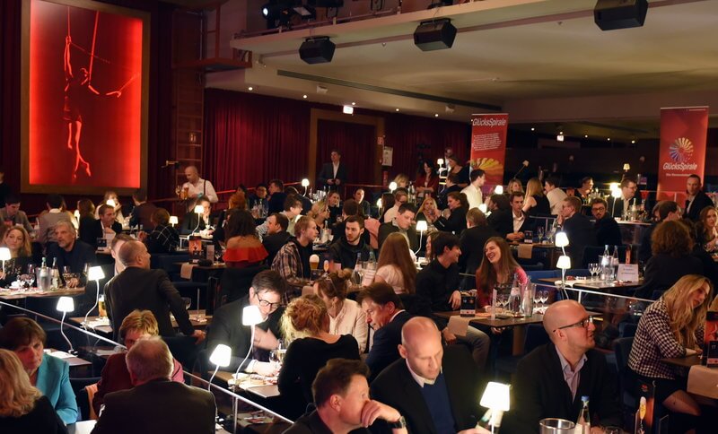 Viele Menschen sitzen in einem Saal