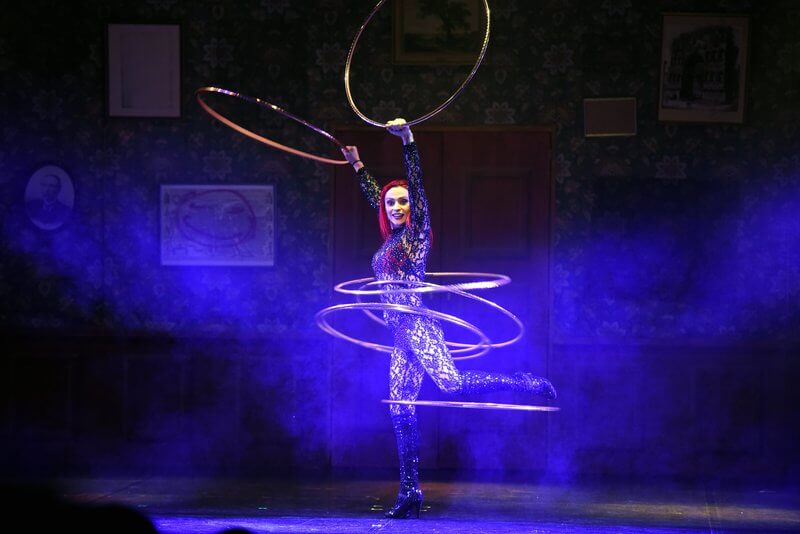 Frau mit Hula Hoop Reifen