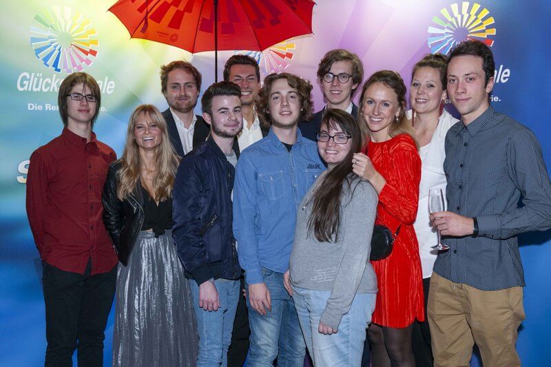 Gruppenfoto mit Regenschirm