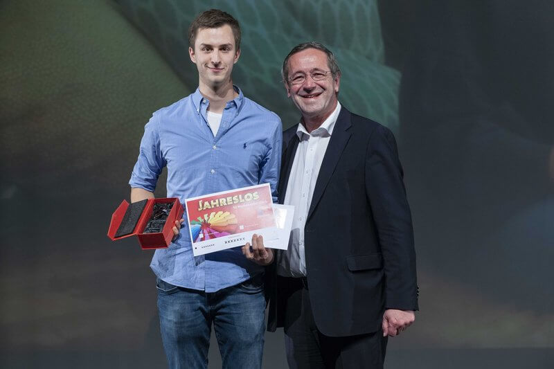 Zwei Menschen mit Check und Award