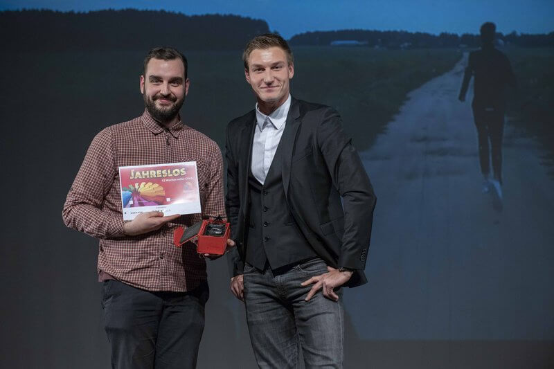 Zwei Menschen mit Jahreslos und Award