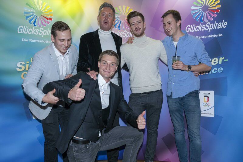 Fünf Männer posieren für die Kamera