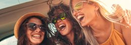 Drei lachende Frauen