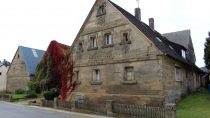 Wo die Fassade an den Erbauer erinnert