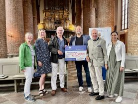 (Foto Christian Sehlleier; vlnr.: Eva Freudenreich-Kolb, Ulrike Otter und Axel Gülstorff/ jeweils Kirchengemein-derat; Christian Sehlleier/ LOTTO Schleswig-Holstein; Wolfgang von Anken/ DSD und Pröpstin Rebecca Lenz)